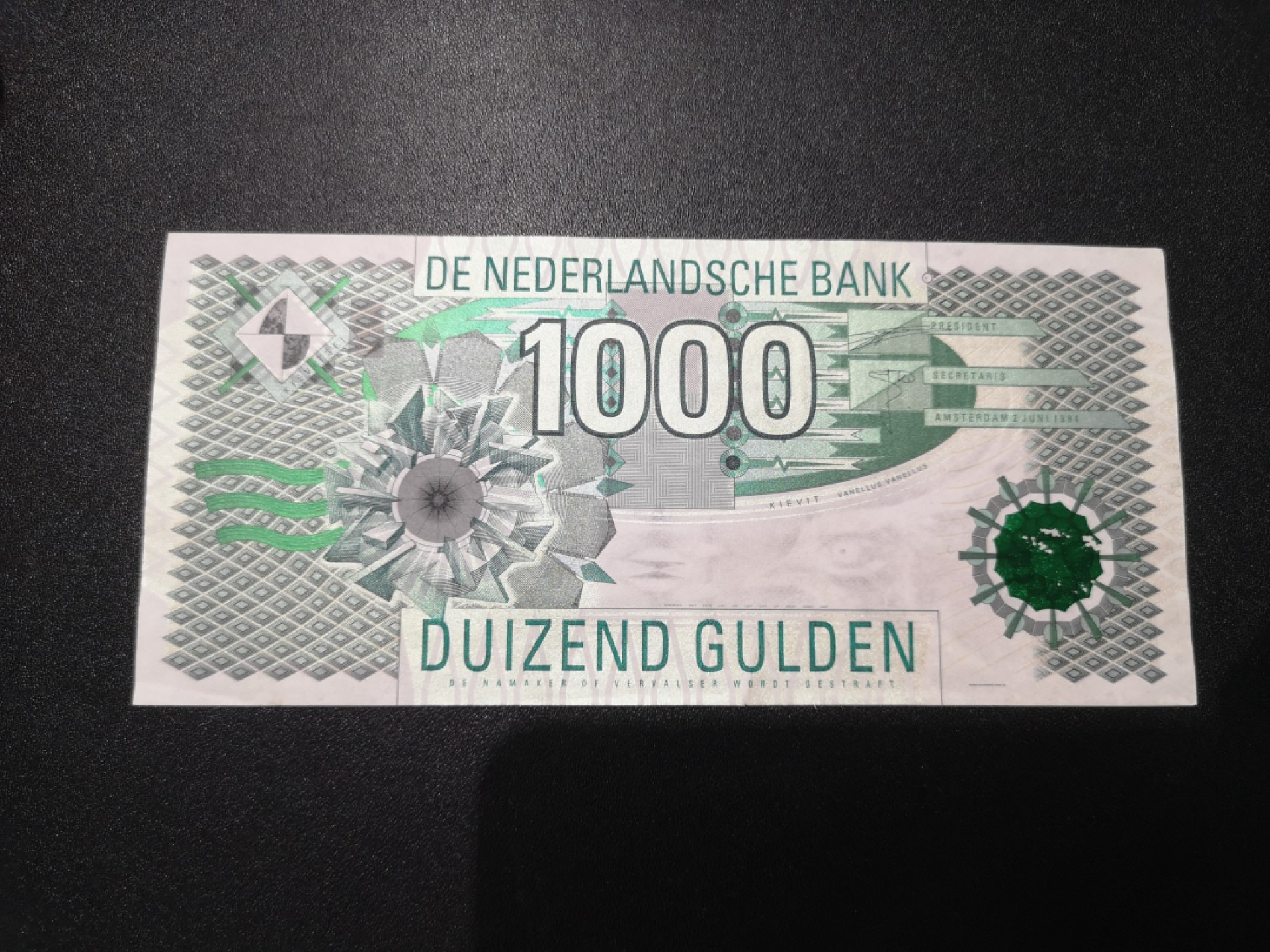 《外钞收藏家》第一百七十九期拍卖 荷兰齿轮版1000盾 也定义为AU品相吧 有一点点受潮 参考测光等