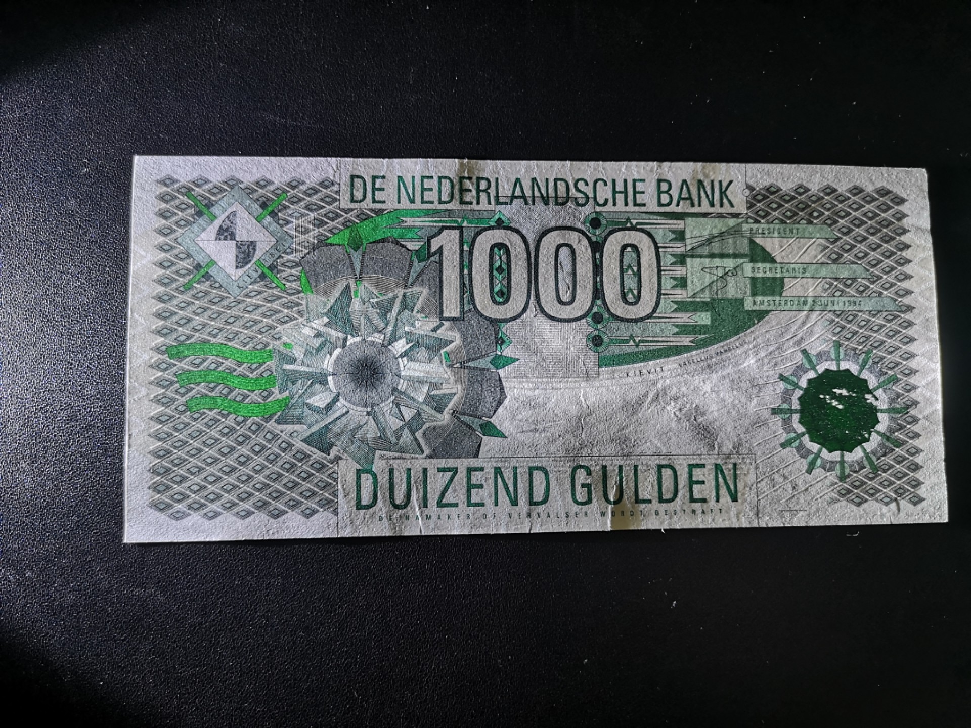 《外钞收藏家》第一百七十九期拍卖 荷兰齿轮版1000盾 也定义为AU品相吧 有一点点受潮 参考测光等