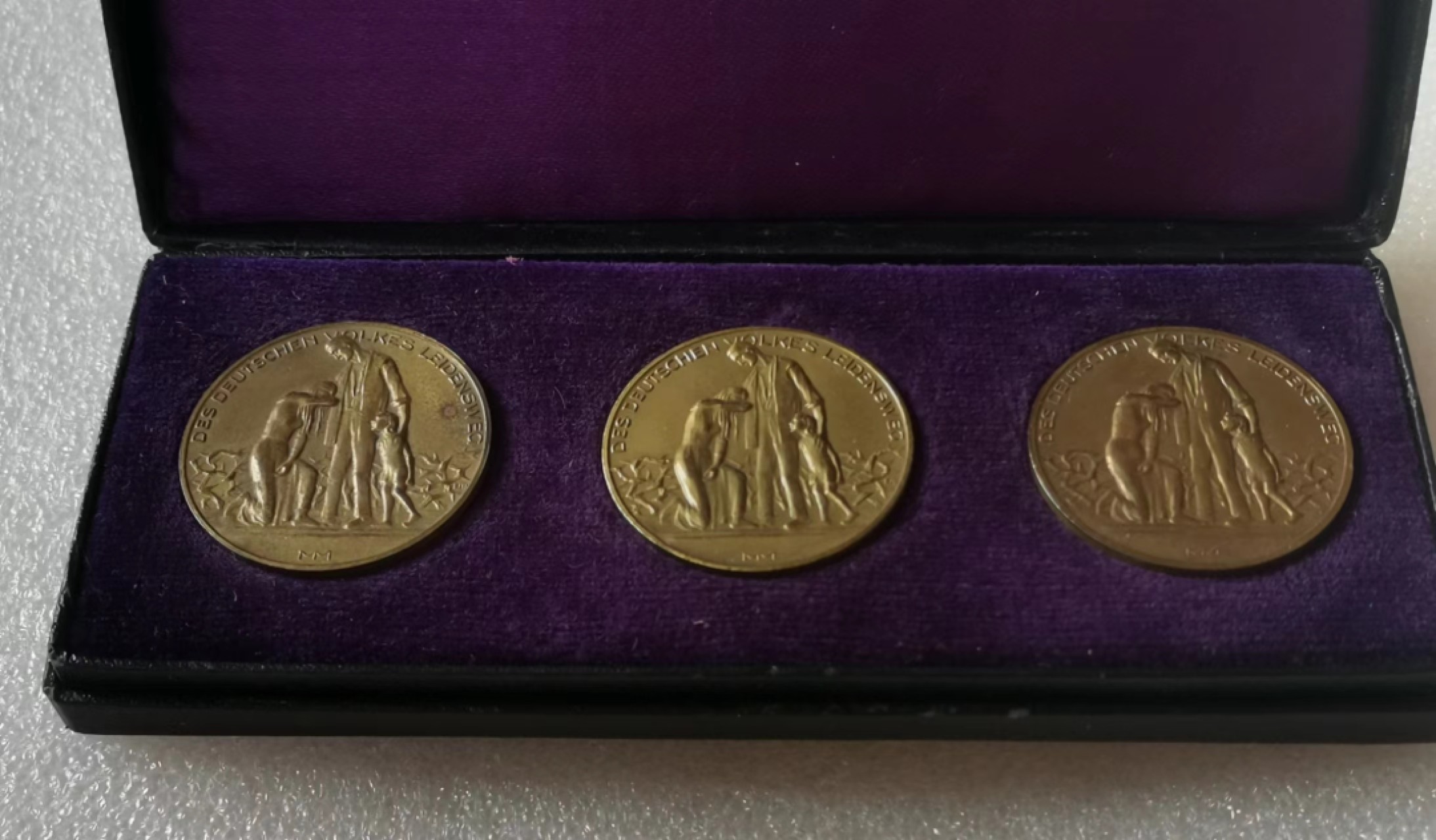 瓶子🏺第40期拍卖会 德国1923年紧张时期苦难的生活系列铜章3枚套（原盒）