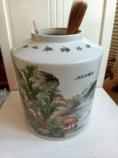 名画家（祖国的风光）残壶改笔海。尺寸：高24cm，口径11cm，底径20cm，品相如图，除壶嘴壶耳磕碰掉磨平抛光外，余全完整，插笔当笔海使用或插字画当画缸使用都非常好，做摆件也很不错百看不厌，请仔细阅图！ - 名画家（祖国的风光）残壶改笔海。尺寸：高24cm，口径11cm，底径20cm，品相如图，除壶嘴壶耳磕碰掉磨平抛光外，余全完整，插笔当笔海使用或插字画当画缸使用都非常好，做摆件也很不错百看不厌，请仔细阅图！
