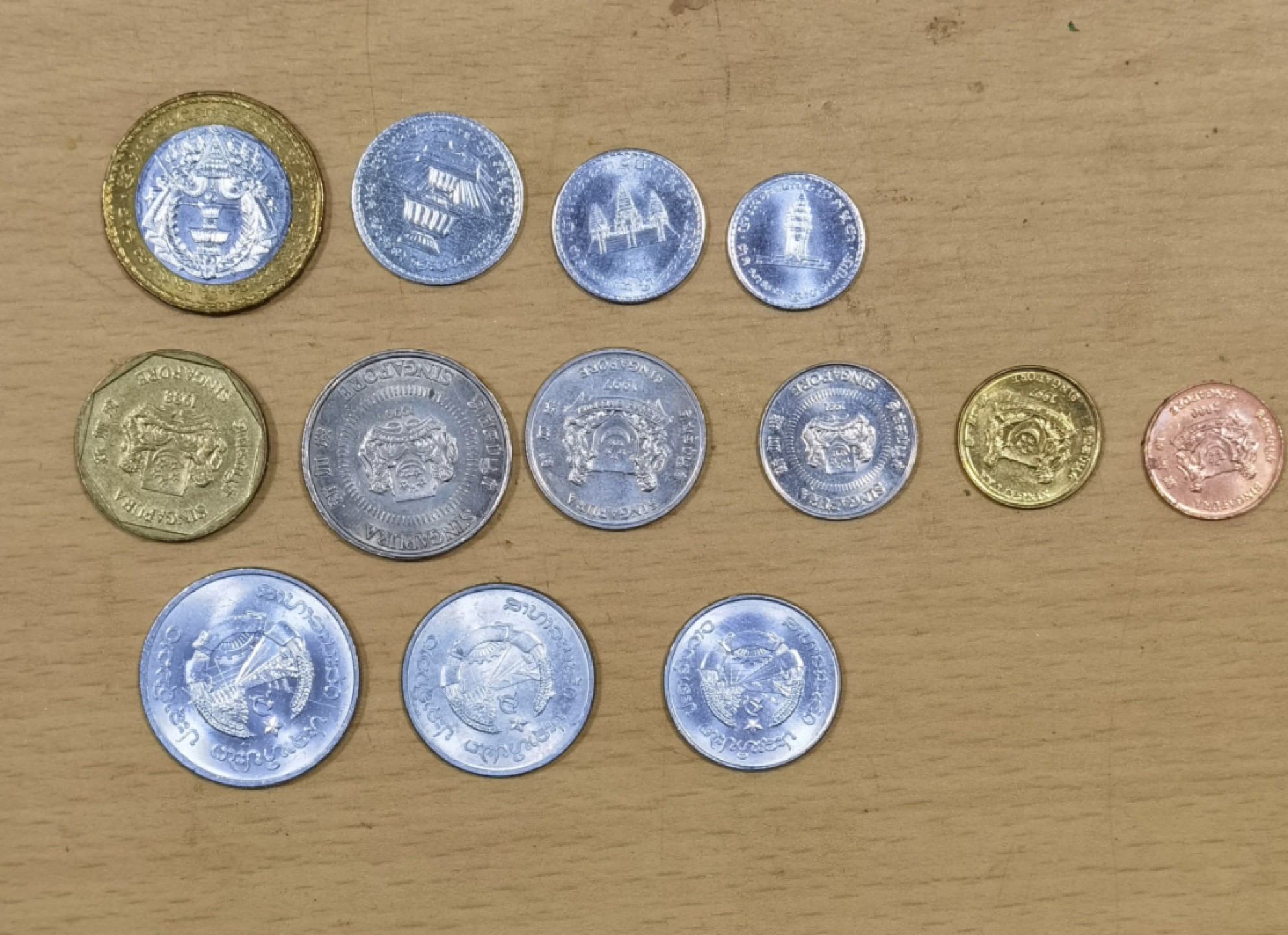 北京马甸外币专卖微拍第七十七期，非贵金属外国纪念币，流通币专场，陆续上新欢迎关注  柬埔寨，新加坡，老挝三套 
