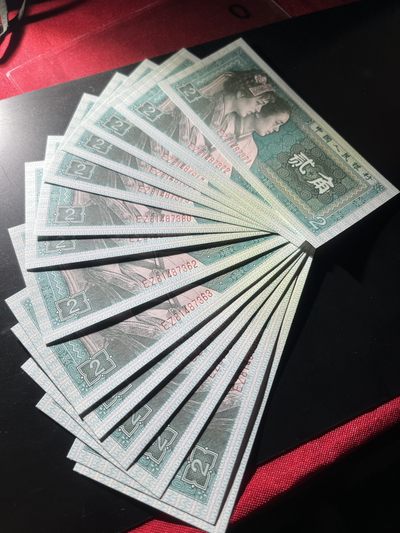 8002漏印，（画蛇添足）超强透打码，每一张都很规律，1角5角常见2角漏印还是比较少的，唯一不足就是灯下微微癍，肉眼绝品，最后这点货源