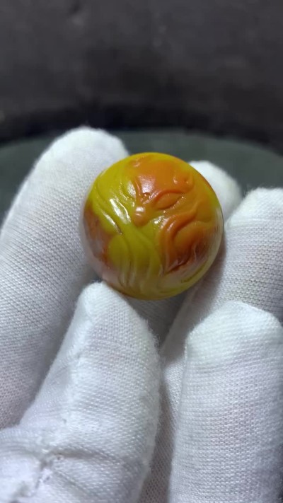 精美冰飘亚光战国红玛瑙俏色巧雕刻灵狐大珠子一颗！