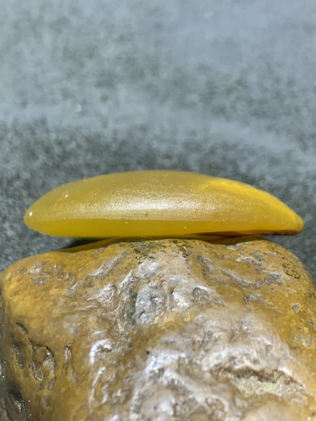 精美亚光高润度冻料鸡油黄蒙料战国红玛瑙雕刻羽毛吊坠一个，