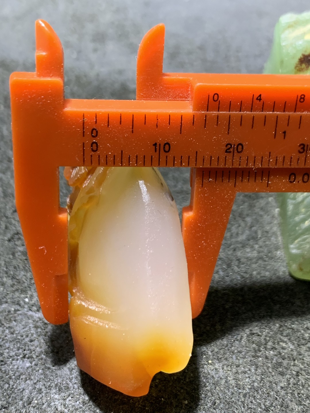 精美亚光天然江料玛瑙俏色巧雕梅花吊坠一个