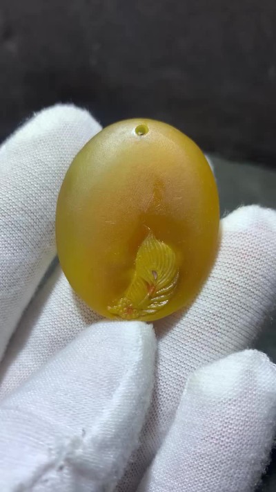 精美亚光高润度冻料鸡油黄蒙料战国红玛瑙雕刻羽毛吊坠一个，