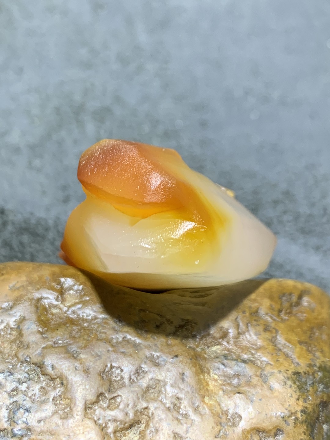 精美亚光天然江料玛瑙俏色巧雕梅花吊坠一个