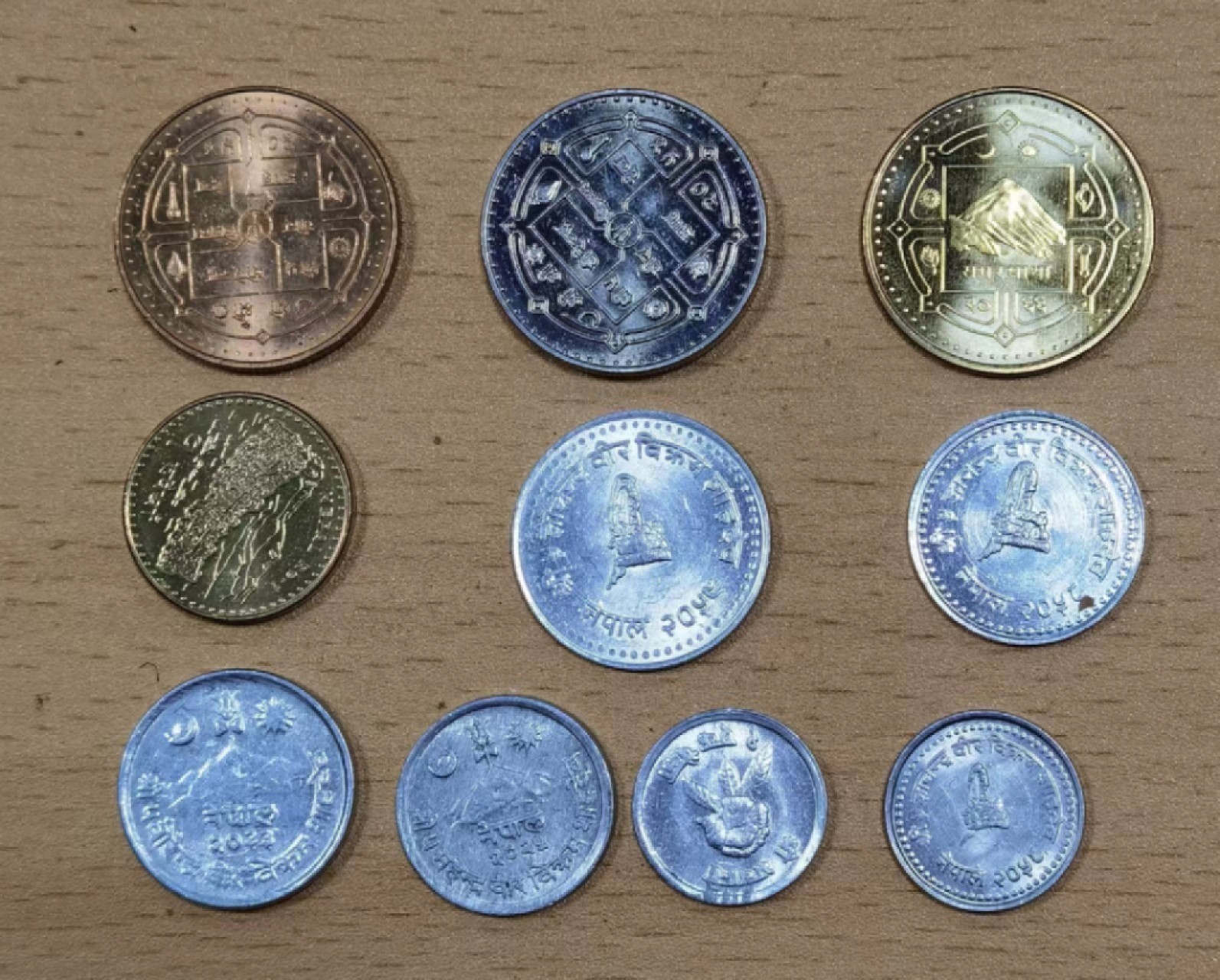 北京马甸外币专卖微拍第七十七期，非贵金属外国纪念币，流通币专场，陆续上新欢迎关注 尼泊尔