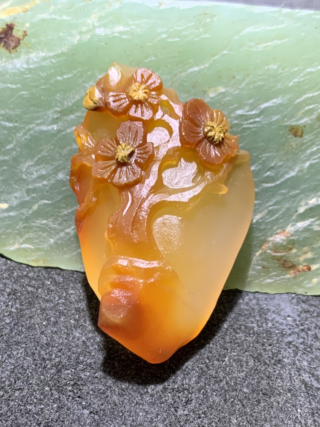 精美亚光天然江料玛瑙俏色巧雕梅花吊坠一个