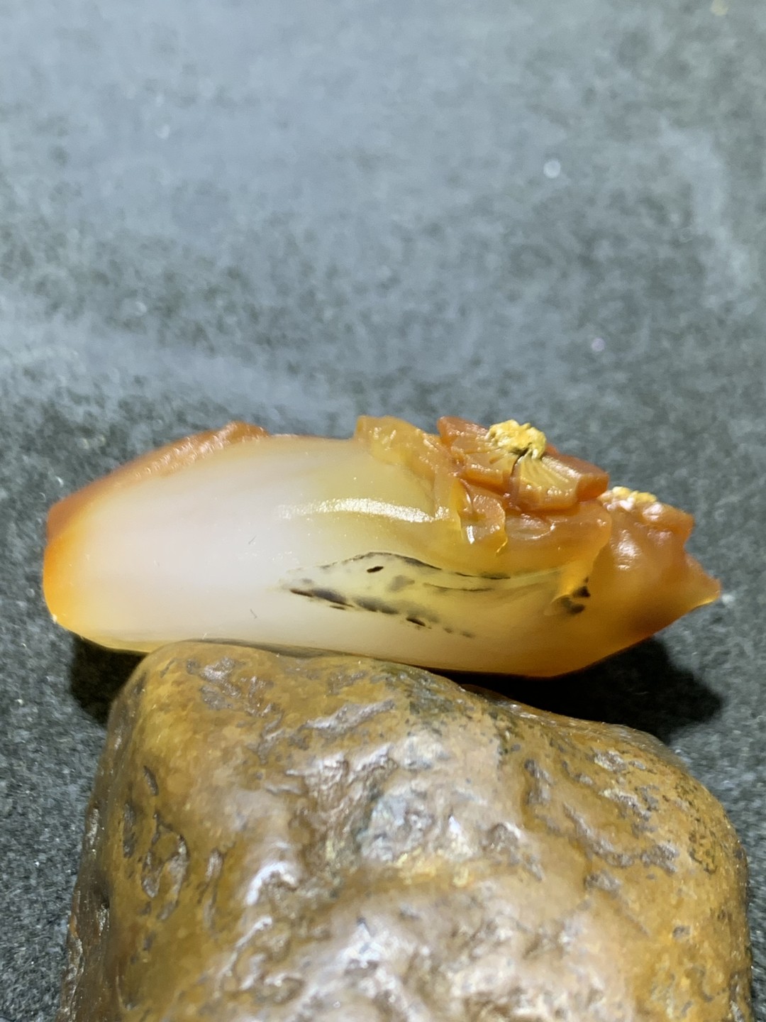 精美亚光天然江料玛瑙俏色巧雕梅花吊坠一个