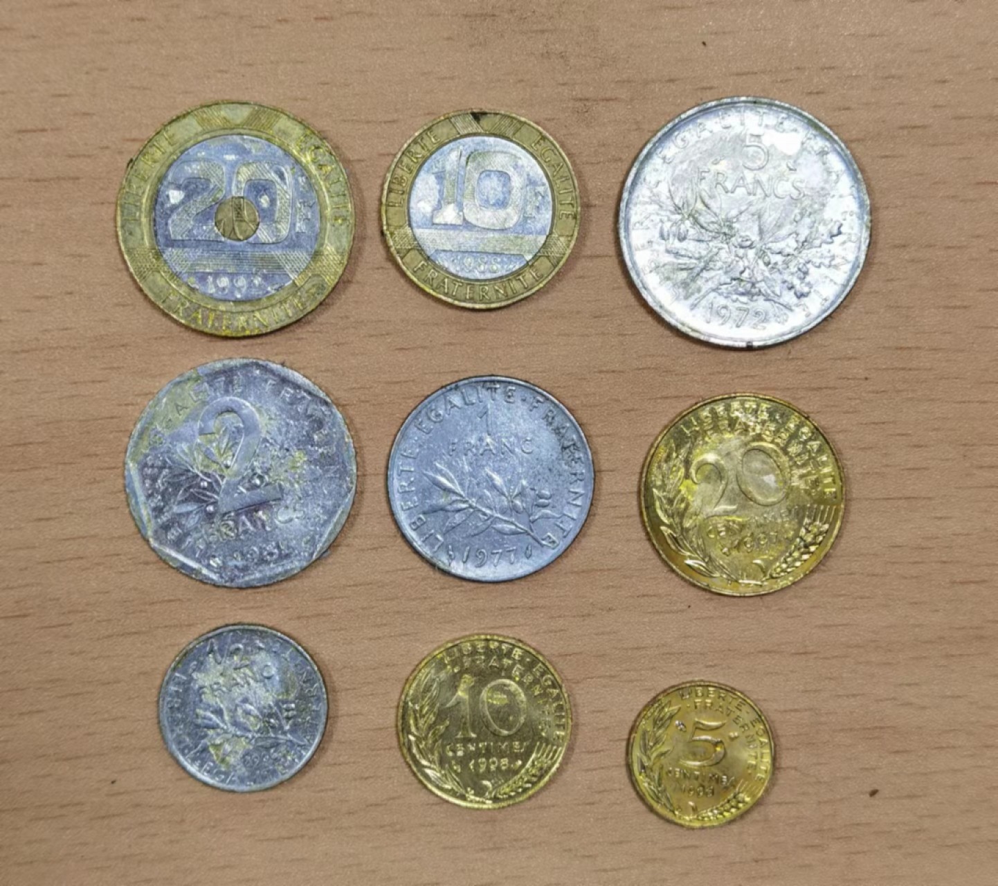 北京马甸外币专卖微拍第七十七期，非贵金属外国纪念币，流通币专场，陆续上新欢迎关注 法国，有塑胶粘过
