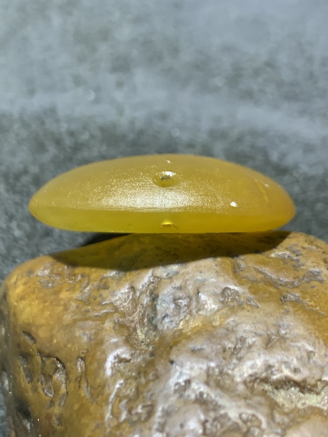 精美亚光高润度冻料鸡油黄蒙料战国红玛瑙雕刻羽毛吊坠一个，