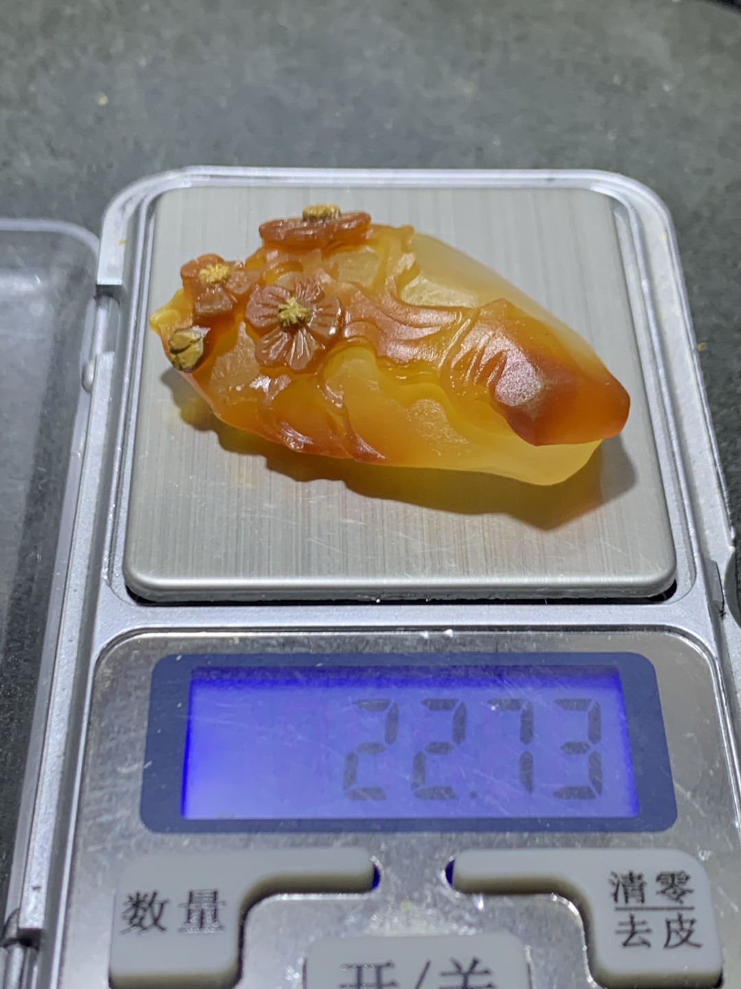 精美亚光天然江料玛瑙俏色巧雕梅花吊坠一个