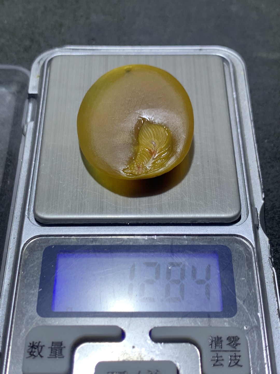 精美亚光高润度冻料鸡油黄蒙料战国红玛瑙雕刻羽毛吊坠一个，