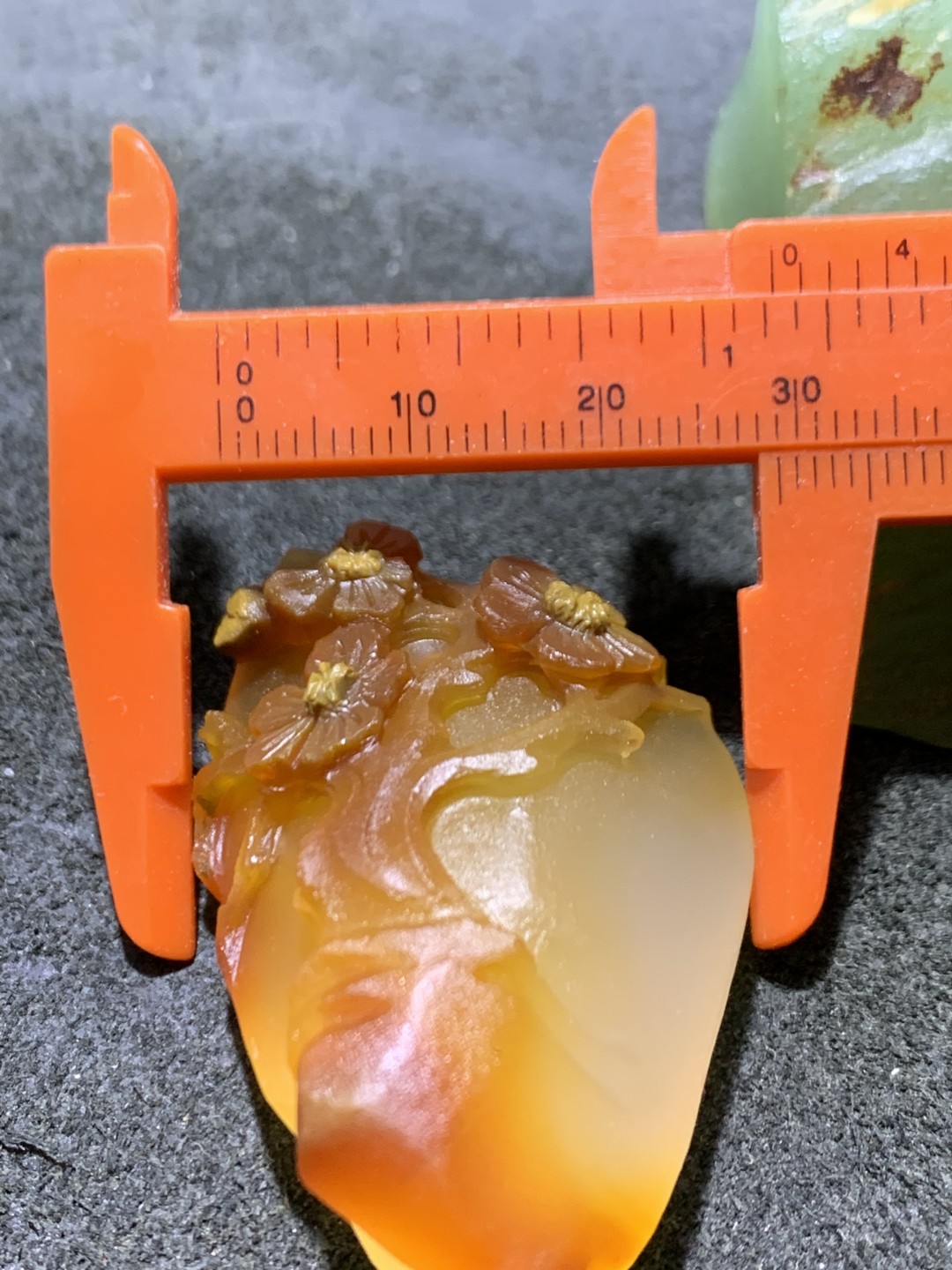 精美亚光天然江料玛瑙俏色巧雕梅花吊坠一个