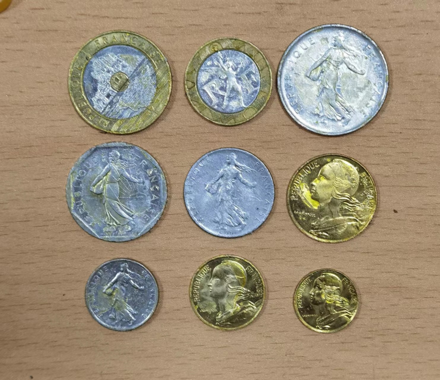 北京马甸外币专卖微拍第七十七期，非贵金属外国纪念币，流通币专场，陆续上新欢迎关注 法国，有塑胶粘过