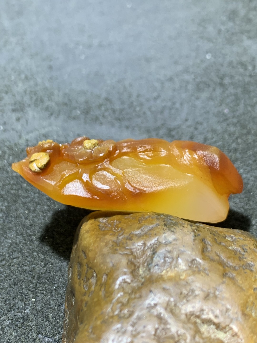 精美亚光天然江料玛瑙俏色巧雕梅花吊坠一个