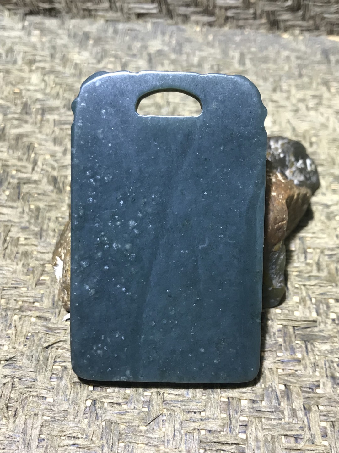天然新疆和田青玉雕刻马踏飞燕牌子一块 ，