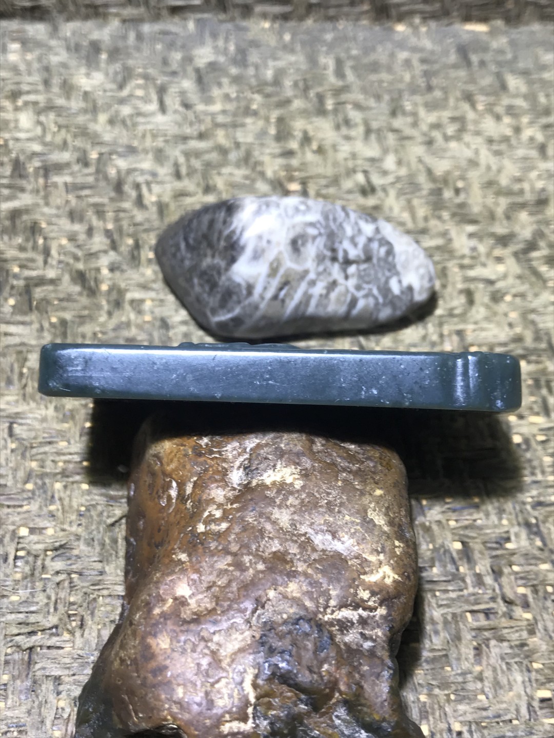 天然新疆和田青玉雕刻马踏飞燕牌子一块 ，