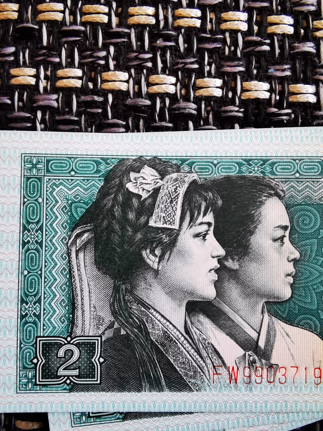 众里寻她千百度，却见梅花篆字印在美女发簪处！梅花银扣的姐妹花，梅花篆印，烙印在另一位美少女的发髻！每一张都像方印，每一方都像篆刻着生动的图像和文字，每一方还不尽相同，可以说张张是孤品！仅有一刀，不够开标，孤芳自赏太自私？拿来分享犹不舍！8002稀有老冠，金光国辉版梅花篆印，忍痛割爱几张！ 众里寻她千百度，却见梅花篆字印在美女发簪处！梅花银扣的姐妹花，梅花篆印，每一张都是方印，每一方都像篆刻着生动的图像和文字，每一方还不尽相同，可以说张张是孤品！仅有一刀，不够开标！8002稀有老冠，FW99037196，金光国辉版梅花篆印，绝品裸币单张！！