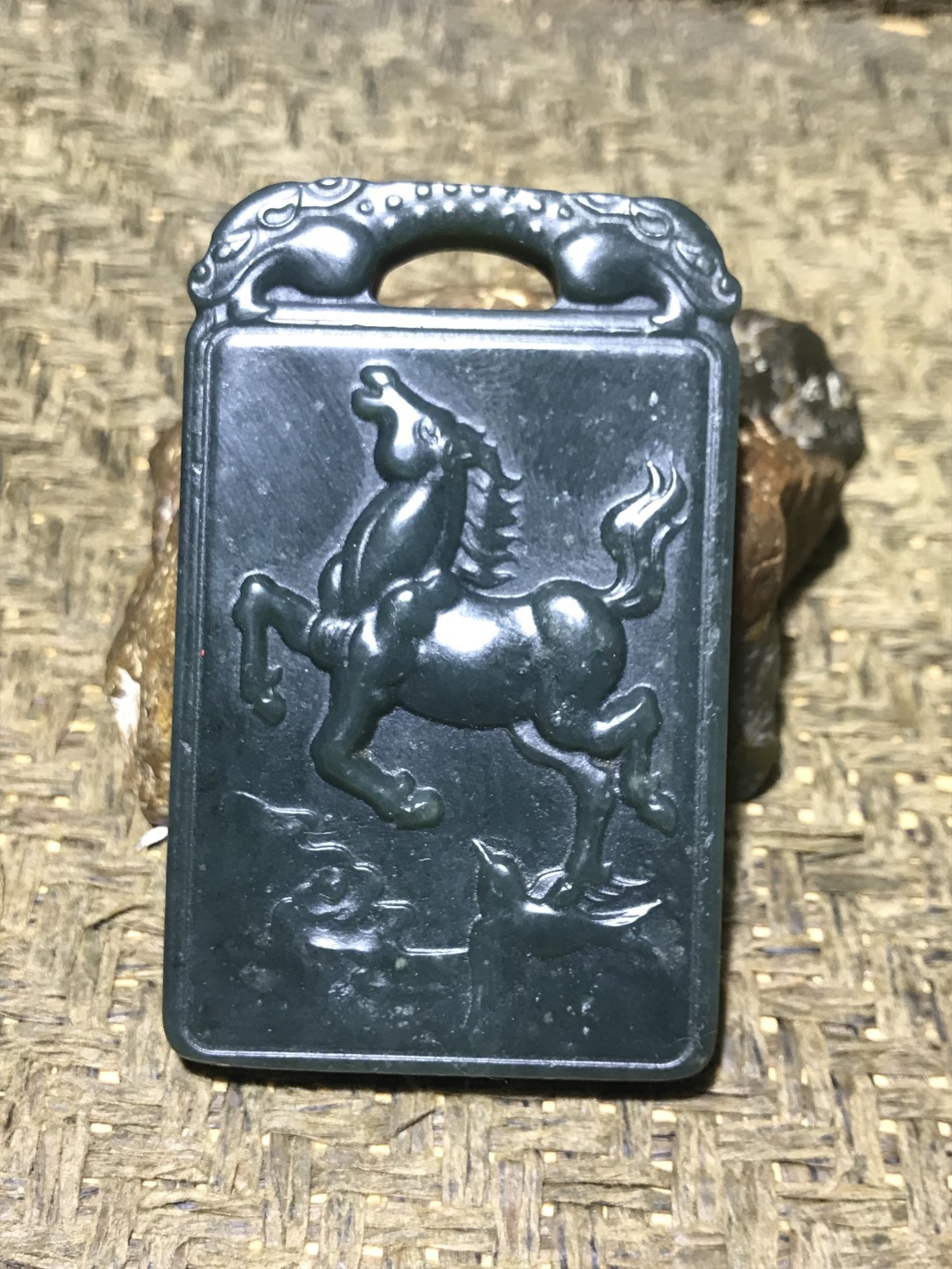 天然新疆和田青玉雕刻马踏飞燕牌子一块 ，