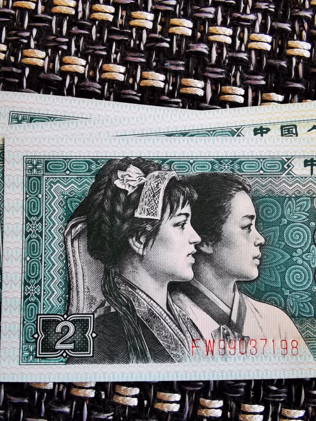 众里寻她千百度，却见梅花篆字印在美女发簪处！梅花银扣的姐妹花，梅花篆印，烙印在另一位美少女的发髻！每一张都像方印，每一方都像篆刻着生动的图像和文字，每一方还不尽相同，可以说张张是孤品！仅有一刀，不够开标，孤芳自赏太自私？拿来分享犹不舍！8002稀有老冠，金光国辉版梅花篆印，忍痛割爱几张！ 众里寻她千百度，却见梅花篆字印在美女发簪处！梅花银扣的姐妹花，梅花篆印，每一张都是方印，每一方都像篆刻着生动的图像和文字，每一方还不尽相同，可以说张张是孤品！仅有一刀，不够开标！8002稀有老冠，FW99037198，金光国辉版梅花篆印，绝品裸币单张！！