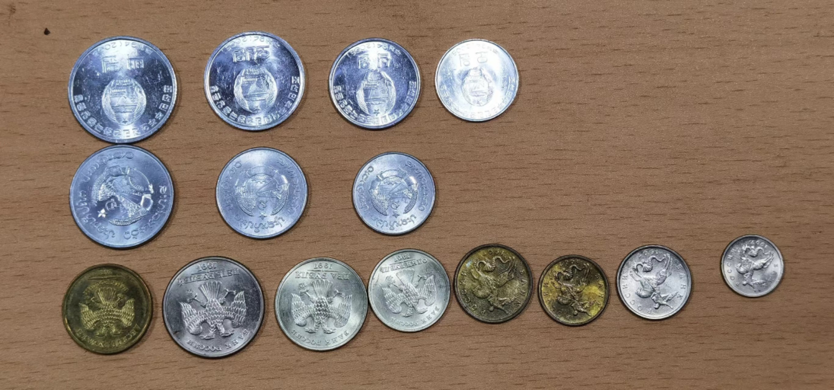 北京马甸外币专卖微拍第七十七期，非贵金属外国纪念币，流通币专场，陆续上新欢迎关注 原光未流通俄罗斯，朝鲜，老挝三套