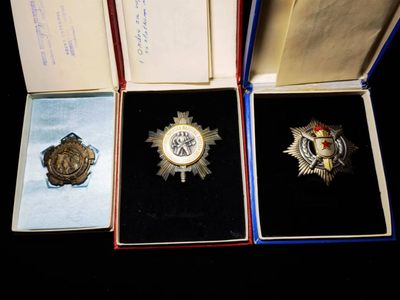 盛世勋华——号角文化勋章专场拍卖第22期 - 南斯拉夫一位少校的套章3枚  分别为三级劳动勋章.三级人民军勋章.三级军事功勋勋章  均为银制（人民军带900银银标） 带原盒  带证书