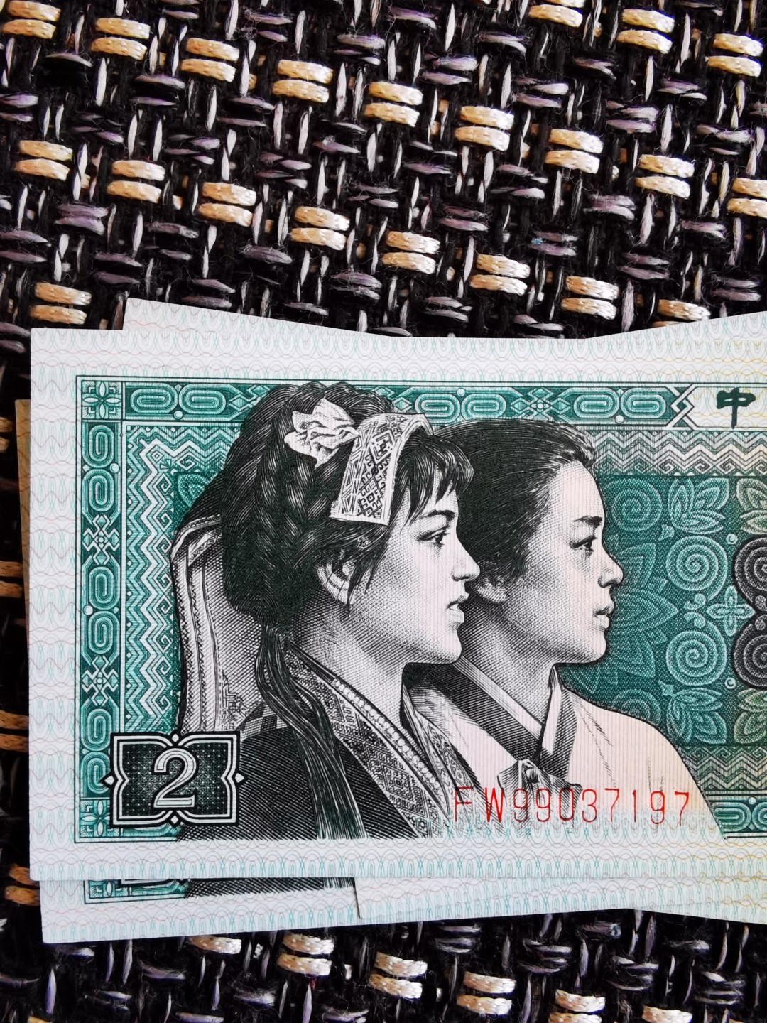 众里寻她千百度，却见梅花篆字印在美女发簪处！梅花银扣的姐妹花，梅花篆印，烙印在另一位美少女的发髻！每一张都像方印，每一方都像篆刻着生动的图像和文字，每一方还不尽相同，可以说张张是孤品！仅有一刀，不够开标，孤芳自赏太自私？拿来分享犹不舍！8002稀有老冠，金光国辉版梅花篆印，忍痛割爱几张！ 众里寻她千百度，却见梅花篆字印在美女发簪处！梅花银扣的姐妹花，梅花篆印，每一张都是方印，每一方都像篆刻着生动的图像和文字，每一方还不尽相同，可以说张张是孤品！仅有一刀，不够开标！8002稀有老冠，FW99037197，金光国辉版梅花篆印，绝品裸币单张！！