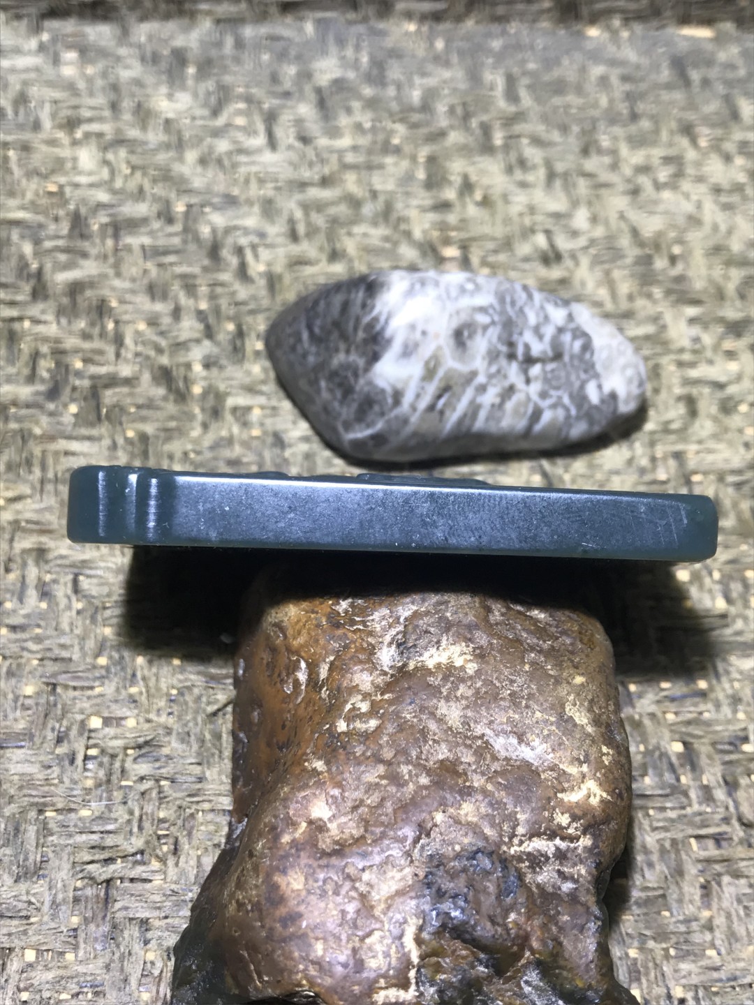 天然新疆和田青玉雕刻马踏飞燕牌子一块 ，