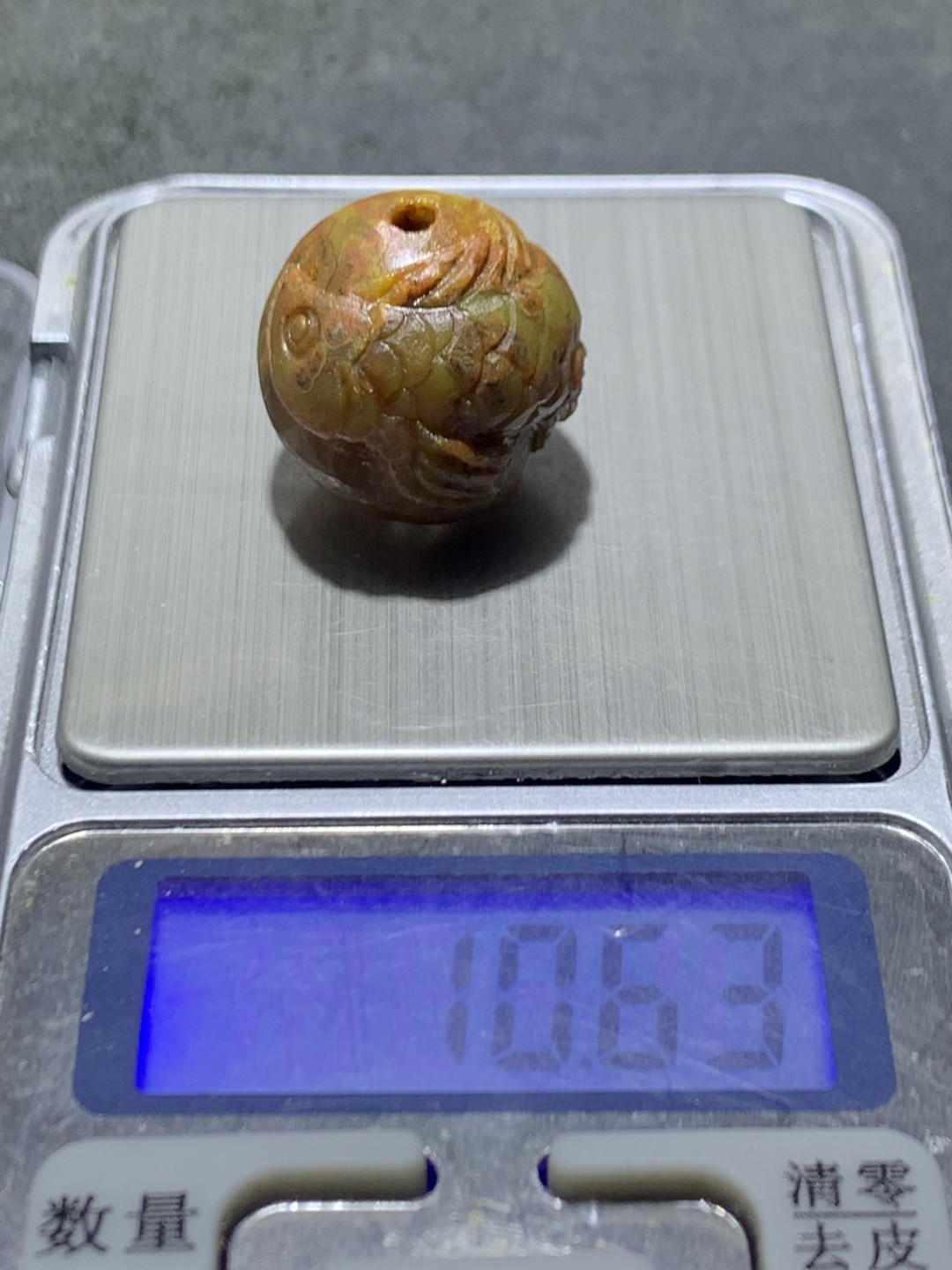 精美冰飘亚光战国红玛瑙巧雕龙鱼2.0圆珠一个，