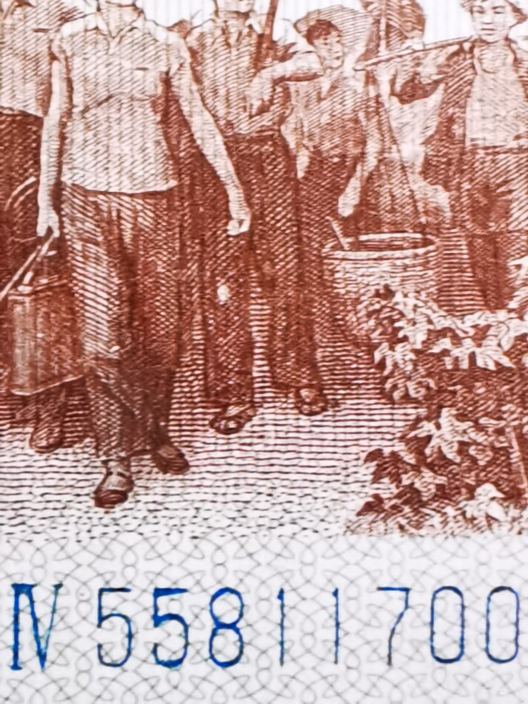 千家老金精品！两罗马蓝冠劳动一角～劳动本色！大个的漏印，像是一个补丁点缀在下乡知识青年的裤子上，真正再现了那个激情岁月里劳动人民的本色！其实我一直觉得当初在设计的时候就漏掉了点什么东西，而这个大补丁的出现让我找到了答案！也许补丁太大，瑕疵严重到无法发行，这一刀里出现了很多补号，补号没有补丁，但是其黑色的画面和整刀呈现出的棕色画面产生了极大的视觉冲击！ 千家老金精品！两罗马74冠55811601，劳动一角～劳动本色！棕色画面！绝品裸币单张！大个的漏印，像是一个补丁点缀在下乡知识青年的裤子上，真正再现了那个激情岁月里，下乡劳动青年的本色！！