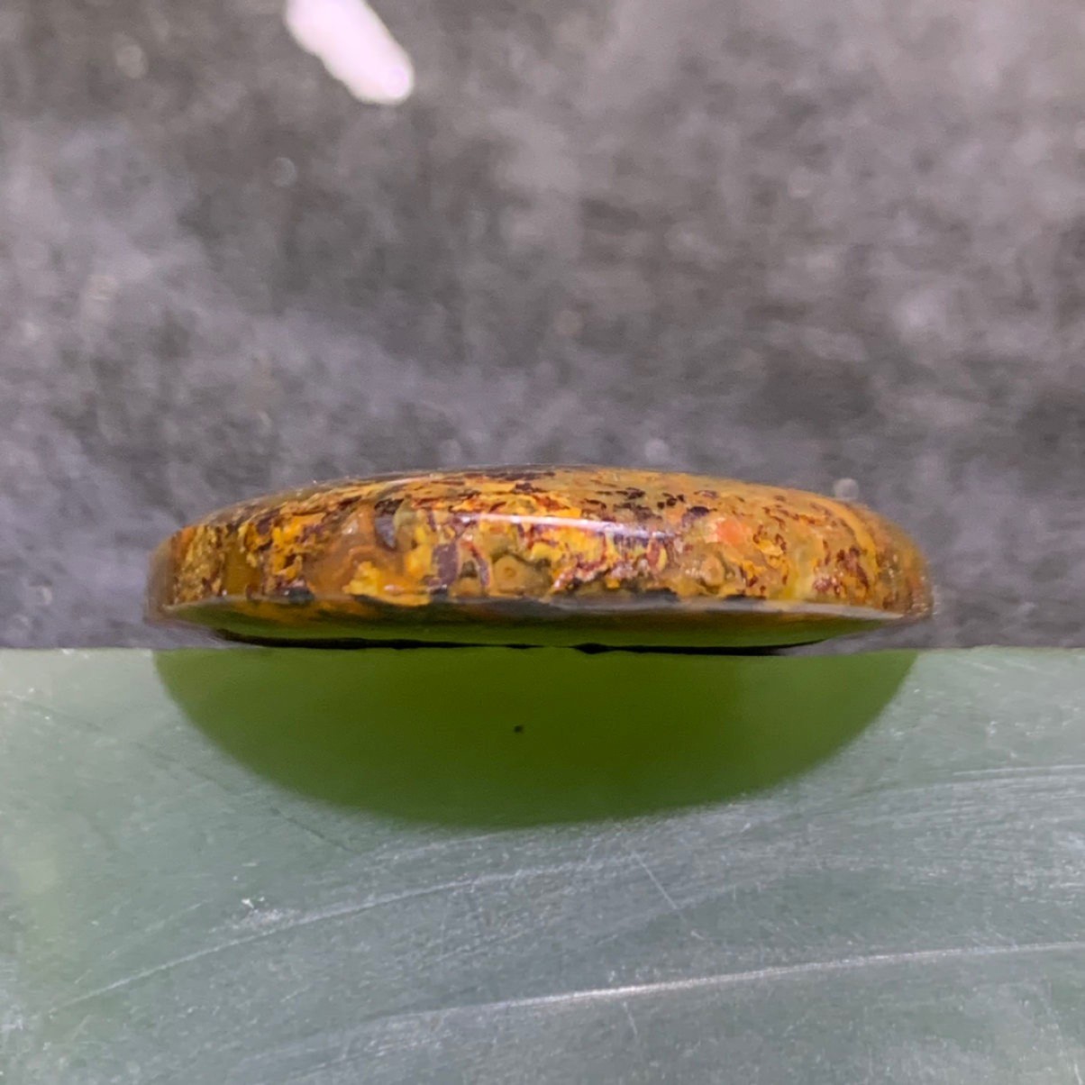 精美战国红玛瑙黄金草花纹牌子一个，