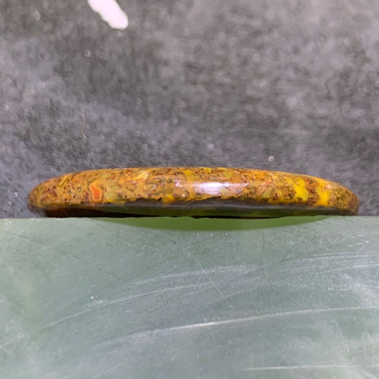 精美战国红玛瑙黄金草花纹牌子一个，