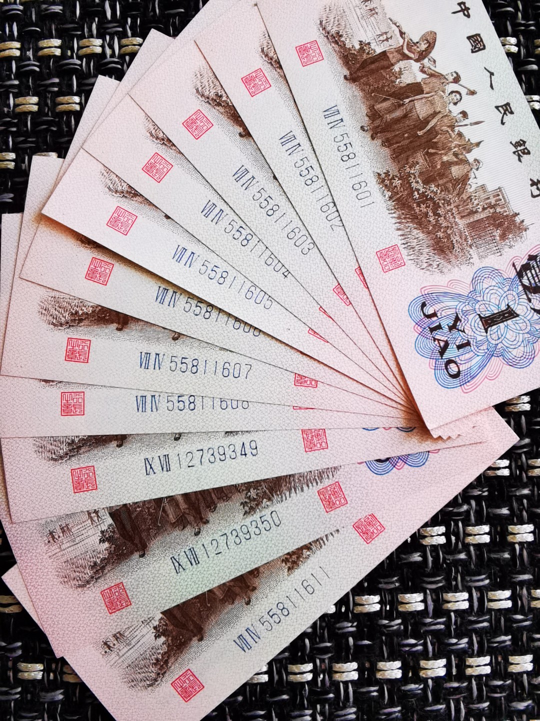 千家老金精品！两罗马蓝冠劳动一角～劳动本色！大个的漏印，像是一个补丁点缀在下乡知识青年的裤子上，真正再现了那个激情岁月里劳动人民的本色！其实我一直觉得当初在设计的时候就漏掉了点什么东西，而这个大补丁的出现让我找到了答案！也许补丁太大，瑕疵严重到无法发行，这一刀里出现了很多补号，补号没有补丁，但是其黑色的画面和整刀呈现出的棕色画面产生了极大的视觉冲击！ 千家老金精品！两罗马74冠55811601，劳动一角～劳动本色！棕色画面！绝品裸币单张！大个的漏印，像是一个补丁点缀在下乡知识青年的裤子上，真正再现了那个激情岁月里，下乡劳动青年的本色！！