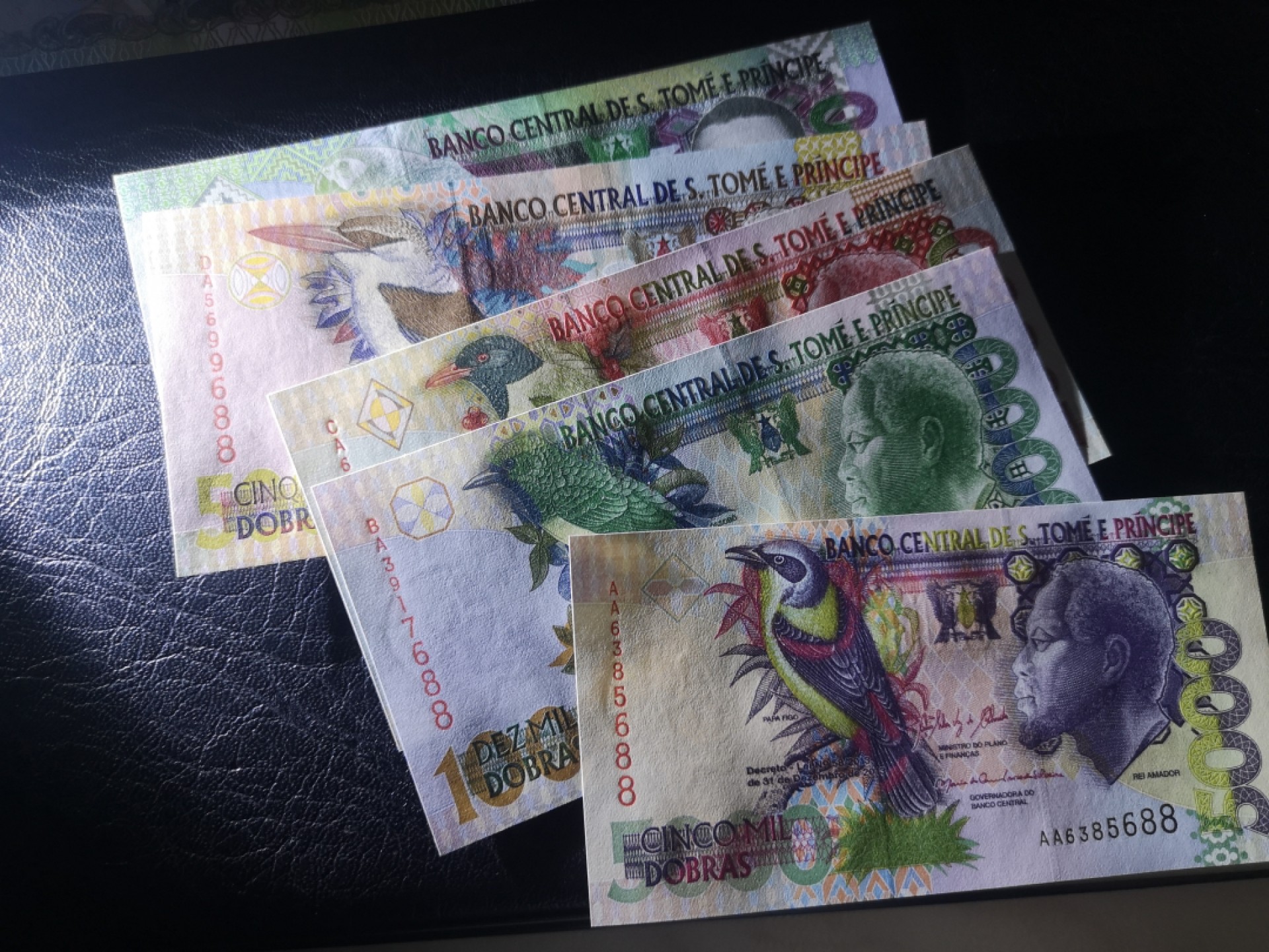 《外钞收藏家》第一百八十期拍卖 圣多美和普林西比5枚一套 全新UNC