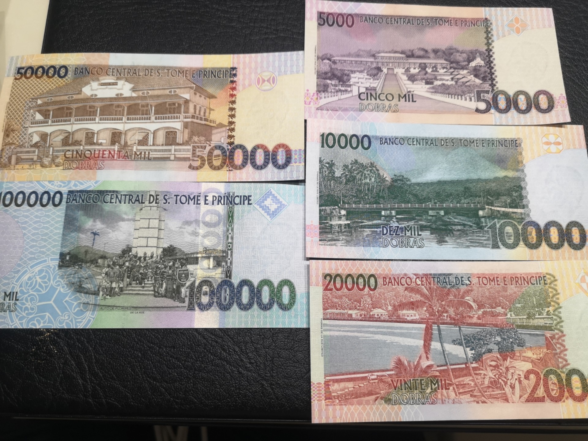 《外钞收藏家》第一百八十期拍卖 圣多美和普林西比5枚一套 全新UNC