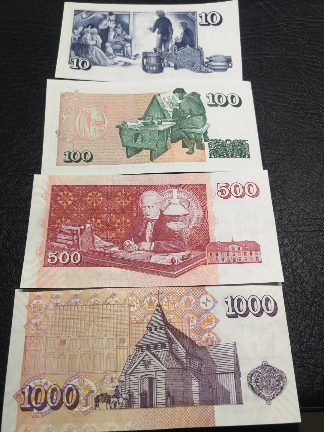 《外钞收藏家》第一百八十期拍卖 冰岛4张小套 全新 只有10克朗小面额有小瑕疵