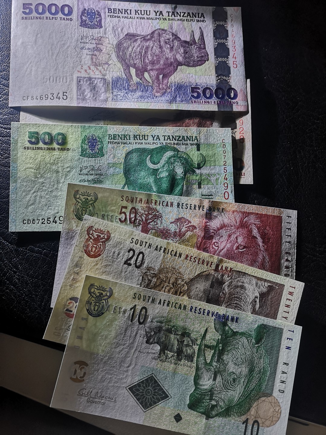 《外钞收藏家》第一百八十期拍卖 南非和坦桑尼亚两个3张小套 全新UNC