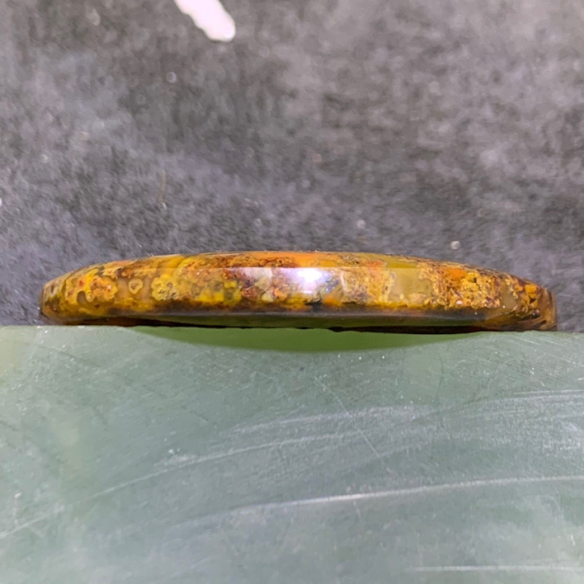 精美战国红玛瑙黄金草花纹牌子一个，