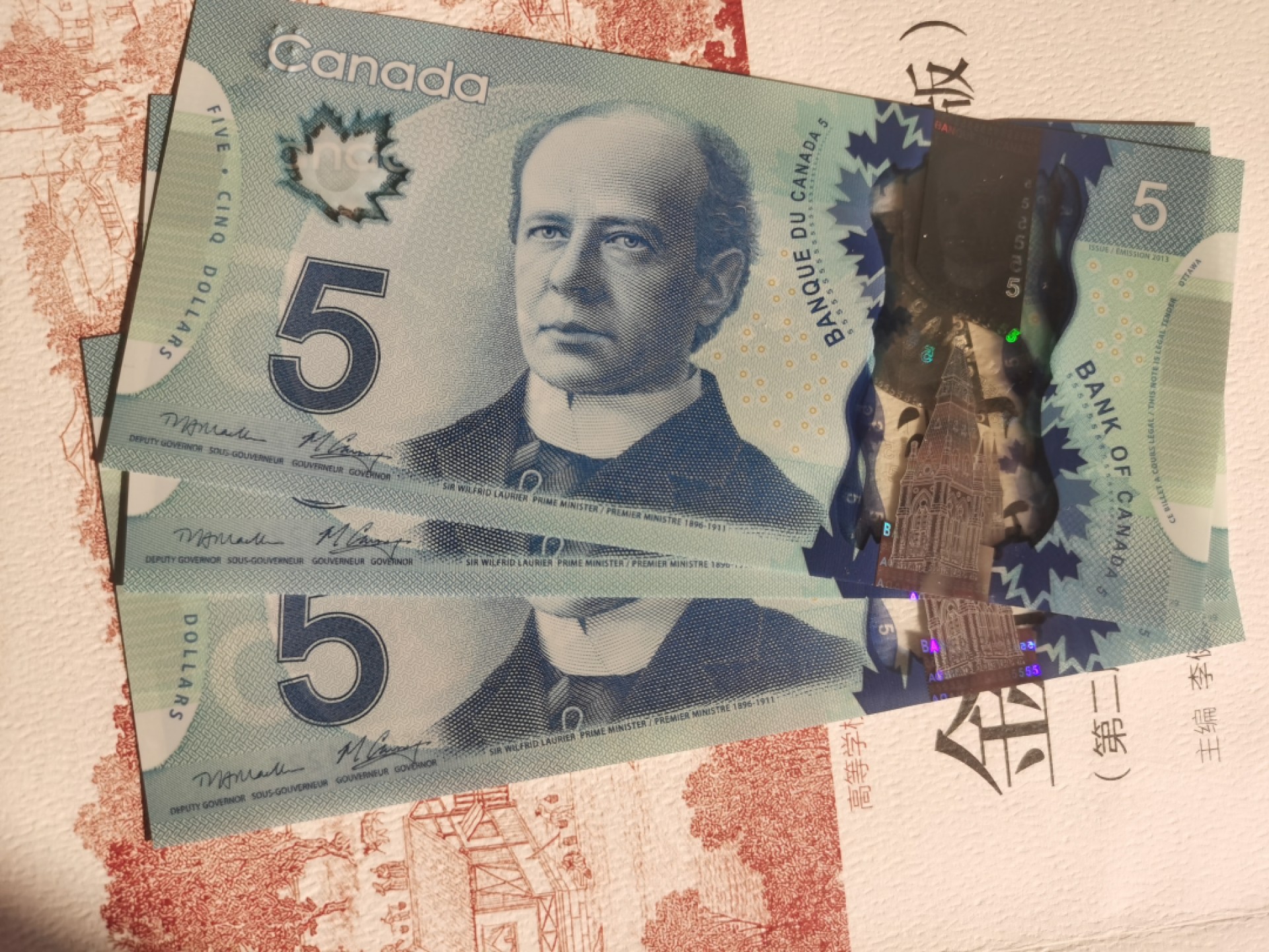 《外钞收藏家》第一百八十期拍卖 加拿大塑料钞5刀 三张首签 不是普通冠号 全新UNC