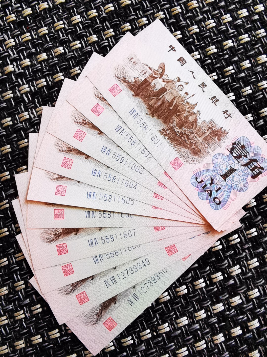 千家老金精品！两罗马蓝冠劳动一角～劳动本色！大个的漏印，像是一个补丁点缀在下乡知识青年的裤子上，真正再现了那个激情岁月里劳动人民的本色！其实我一直觉得当初在设计的时候就漏掉了点什么东西，而这个大补丁的出现让我找到了答案！也许补丁太大，瑕疵严重到无法发行，这一刀里出现了很多补号，补号没有补丁，但是其黑色的画面和整刀呈现出的棕色画面产生了极大的视觉冲击！ 千家老金精品！两罗马74冠55811601，劳动一角～劳动本色！棕色画面！绝品裸币单张！大个的漏印，像是一个补丁点缀在下乡知识青年的裤子上，真正再现了那个激情岁月里，下乡劳动青年的本色！！