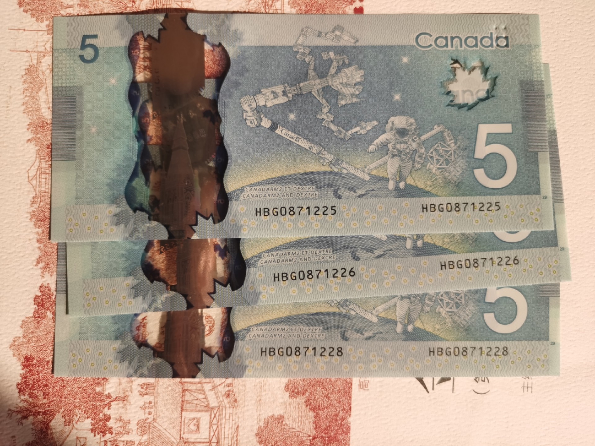 《外钞收藏家》第一百八十期拍卖 加拿大塑料钞5刀 三张首签 不是普通冠号 全新UNC