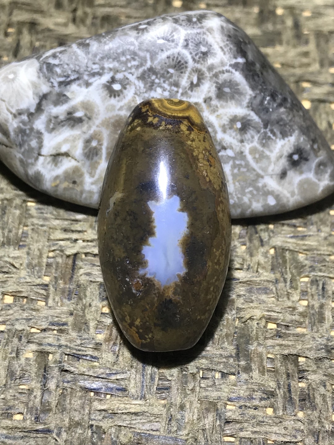 精美天然九眼页岩石蒙天珠天珠一颗