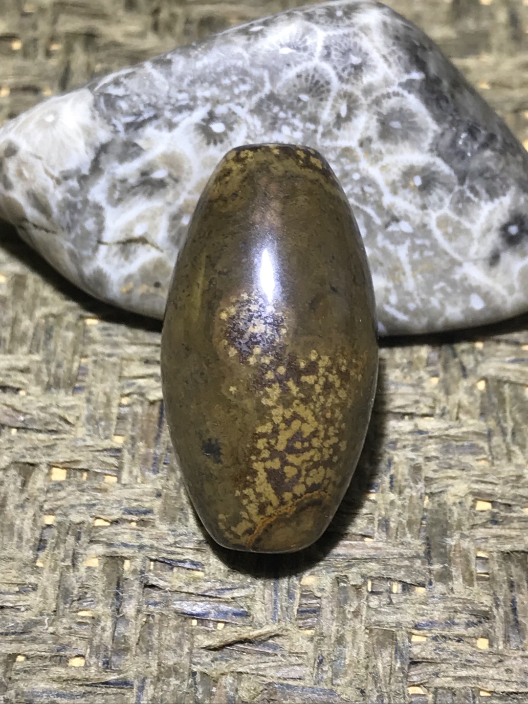精美天然九眼页岩石蒙天珠天珠一颗
