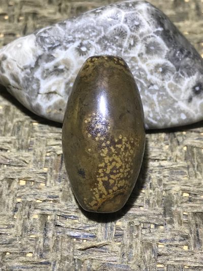 精美天然九眼页岩石蒙天珠天珠一颗 - 精美天然九眼页岩石蒙天珠天珠一颗