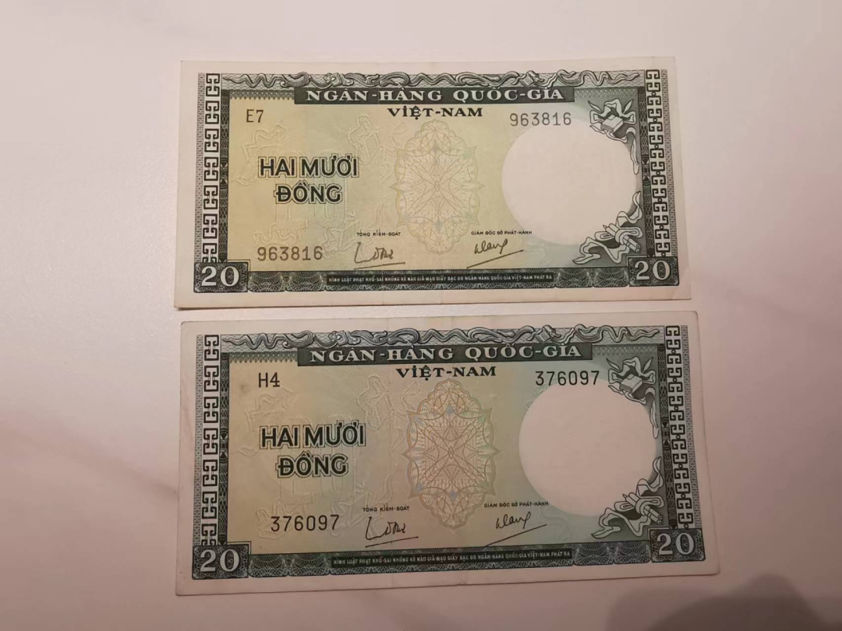 10.【鲸贝乐淘★道德经】“皆知善之为善，斯不善已”号拍卖 【越南🇻🇳】南越20盾，绿鲤鱼2张，流通好品如图AUNC