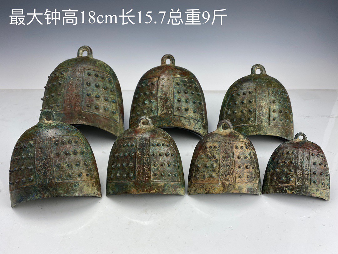 珍藏•青铜编钟一组，乐器。钟共七件。