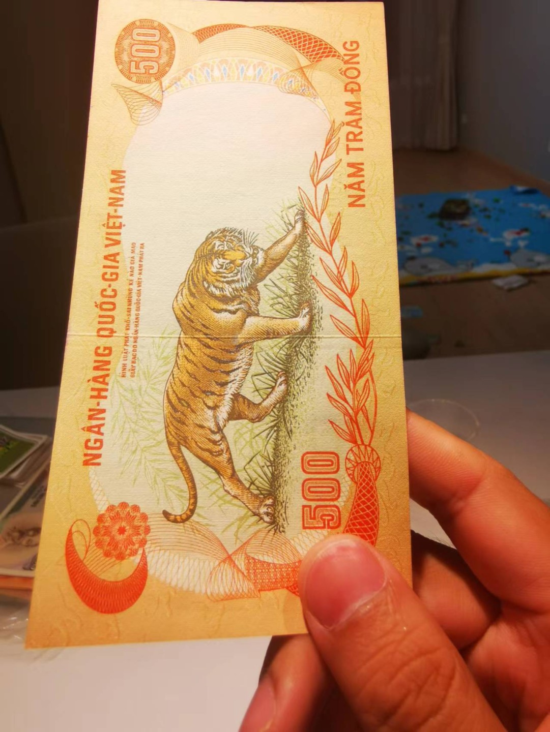 10.【鲸贝乐淘★道德经】“皆知善之为善，斯不善已”号拍卖 【越南🇻🇳】南越1972年200，500盾，4张，流通好品如图AUNC有中折