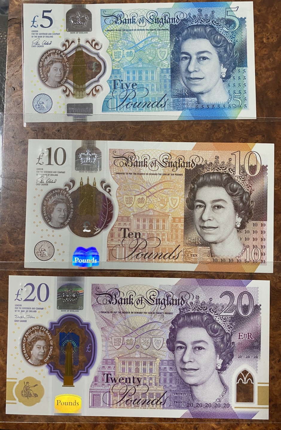 Chase Auction 第12期 - - 中外纸钞、民国炒联拍！ 英国塑料钞三张，10元有折，20为unc窗口有划痕，5元unc！品相如图！
